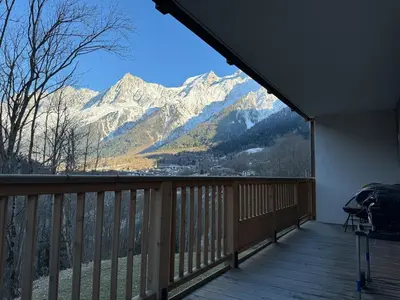 a balcony with a view of a mountain at Joli appartement 2 chambres Belle Vue, Les Houches in Les Houches
