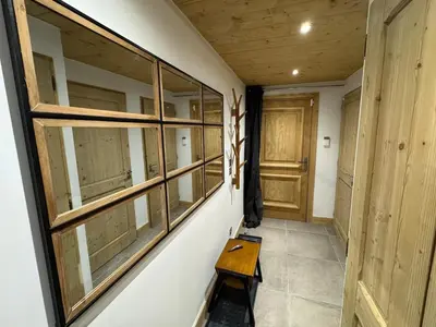 a hallway with windows and a wooden door at Joli appartement 2 chambres Belle Vue, Les Houches in Les Houches