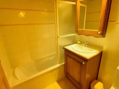 a bathroom with a sink and a tub and a toilet at Appartement spacieux 70m², balcon, parking privatif, 6 personnes - FR-1-572-333 in Arâches-la-Frasse