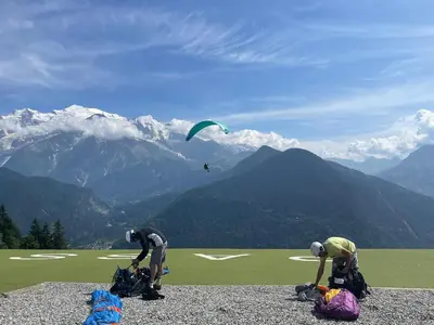 a group of people sitting on top of a mountain at Studio cosy & rénové, à deux pas de la gare in Sallanches