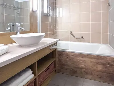 a bathroom with a sink and a bath tub at Unique appartement 2 chambres derniere etage Les Terrasses dEos in Flaine