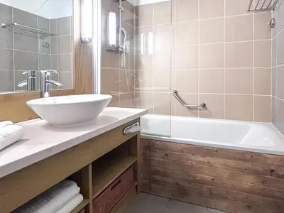 a bathroom with a sink and a bath tub and a sink at Unique appartement 2 chambres derniere etage Les Terrasses dEos in Flaine