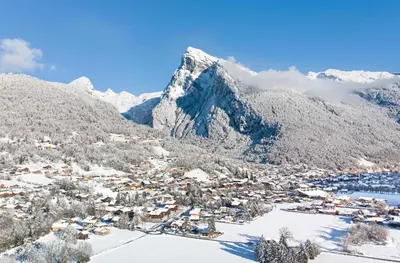 a town in the snow with a mountain in the background at Mobil home 4 personnes au pied du Grand Massif à Samoëns in Samoëns