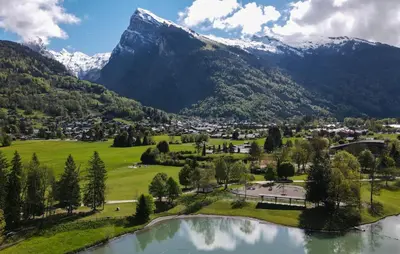 an aerial view of a town with a lake and mountains at Mobil home 4 personnes au pied du Grand Massif à Samoëns in Samoëns