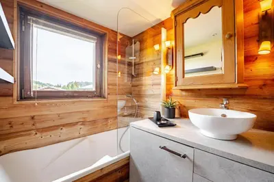 a bedroom with two bunk beds in a cabin at Appartement familial et cosy 3 chambres in Megève