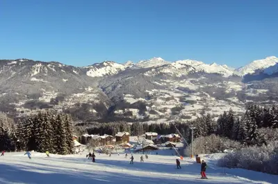 a group of people skiing on a snow covered mountain at gîte 6 pers RC domaine skiable Grand Massif les Carroz Flaine Morillon Samoens in Les Carroz d'Araches