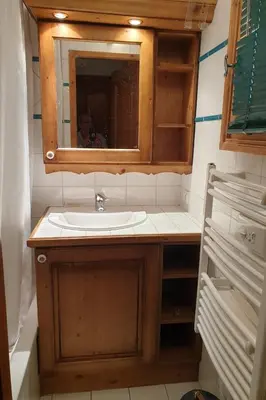 a bathroom with a sink and a mirror at gîte 6 pers RC domaine skiable Grand Massif les Carroz Flaine Morillon Samoens in Les Carroz d'Araches