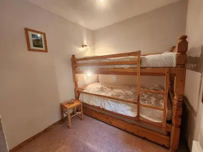 a bedroom with two bunk beds in a room at T3 calme à Samoëns, proche centre, WIFI, parking privé - FR-1-629-150 in Samoëns