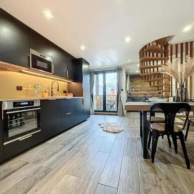 Modern 2BR Apt with Mountain Views & Private Parking