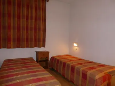 a hotel room with two beds and a window at APPARTEMENT 6 Personnes SAMOENS in Samoëns