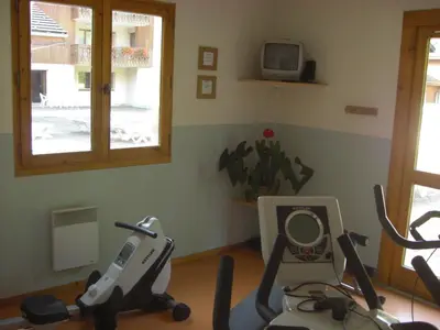 a room with two exercise bikes and a tv at APPARTEMENT 6 Personnes SAMOENS in Samoëns
