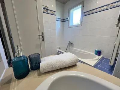 a bathroom with a sink and a bath tub at Appartement Champêtre - Terrasse, Vue & Parking by AlpenlySallanches in Domancy
