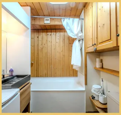 a bathroom with a tub and a sink at L'Aiguille de Chamonix I Appartement Les Praz in Chamonix-Mont-Blanc