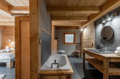 a bathroom with a tub and a bed in a room at Appt Vincent - 200 m2 - Ideal famille - Vue Mont-B in Cordon