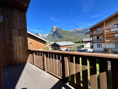 a balcony with a view of a mountain at Duplex élégant au centre, vue vallée, confort moderne - FR-1-624-185 in Samoëns
