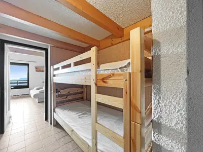 a bunk bed room with two bunk beds at BA332 Appartement 4 6 Pers Pied de pistes Carroz in Les Carroz d'Araches