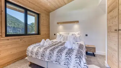 a bedroom with a bed and a window at Chalet Monski in Les Houches