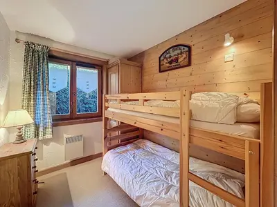 a log cabin bedroom with two bunk beds at Appartement 2 chambres, vue Mont Blanc, parking inclus - FR-1-560-168 in Combloux