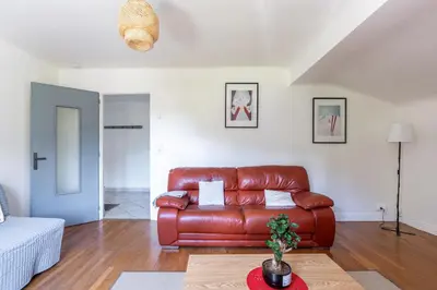 a living room with a brown leather couch at Grand Appartement-Vue Montagne-Wi-Fi-Parking in Magland