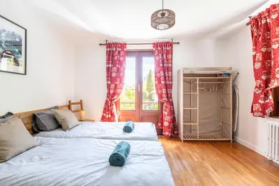 two beds in a room with a window at Grand Appartement-Vue Montagne-Wi-Fi-Parking in Magland