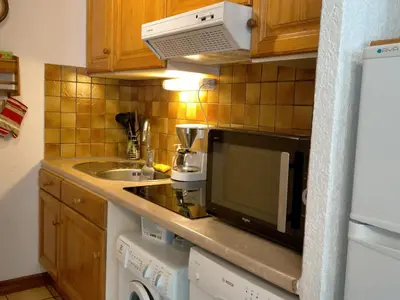 a kitchen with a microwave and a sink at Appartement cosy 2 pièces avec Wifi à Samoëns - FR-1-846-10 in Samoëns