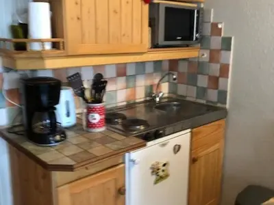 a kitchen counter with a sink and a microwave at Studio cosy à Samoëns pour 4 personnes - FR-1-846-21 in Samoëns