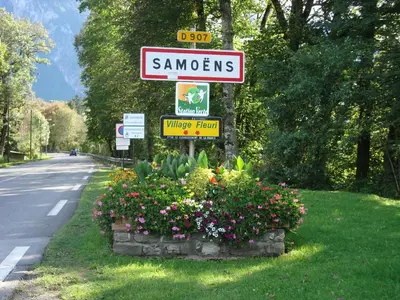 a street sign and flowers on the side of a road at Studio cosy pour 4 personnes à Samoëns - FR-1-846-31 in Samoëns