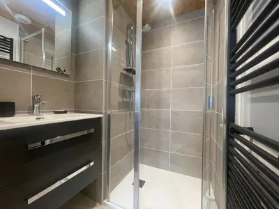 a bathroom with a shower and a sink at Appartement spacieux à Samoëns - 8 personnes avec Wifi - FR-1-846-38 in Samoëns