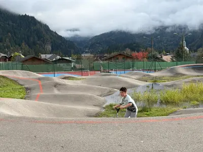 a young boy standing in a skate park at Alpen Lounge in Servoz