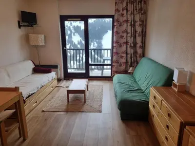 a living room with a green couch and a table at Studio cosy 4 pers, 300m des pistes, Flaine - FR-1-687-97 in Arâches-la-Frasse