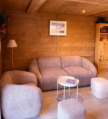 a living room with a couch and a table at Chalet Maloya, confortable appartement proche remontées et village, prestations premium in Saint-Gervais-les-Bains