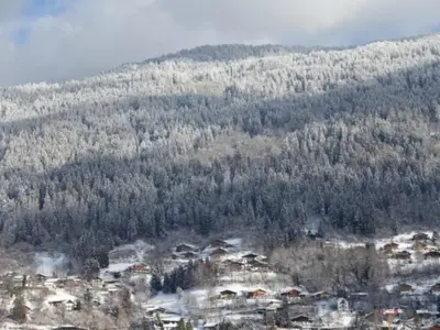 an aerial view of a snow covered forest at Chalet Maloya, confortable appartement proche remontées et village, prestations premium in Saint-Gervais-les-Bains