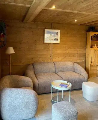 a living room with a couch and a table at Chalet Maloya, confortable appartement proche remontées et village, prestations premium in Saint-Gervais-les-Bains