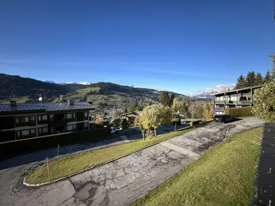 an empty street in a town with mountains in the background at Appartement Megève 3 pièces, 4-6 personnes, parking - FR-1-597-195 in Megève