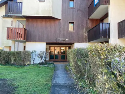 a building with a path leading to the front door at Charmant T2 Mezzanine au centre - Animaux acceptés - FR-1-624-187 in Samoëns