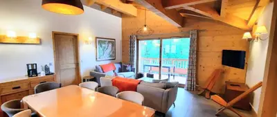 a living room with a table and chairs at Appartement style chalet, proche remontées avec garage in Les Houches