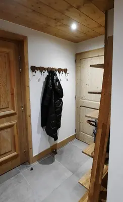 a room with a coat hanging on a wall at Appartement style chalet, proche remontées avec garage in Les Houches