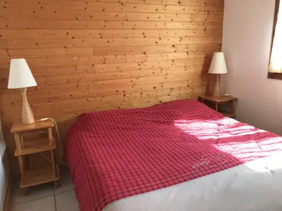 a bedroom with a bed with a red blanket and two lamps at Appartement 3 pièces - 6 pers. - Pied de piste avec garage - FR-1-836-14 in Arâches-la-Frasse