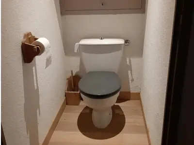 a toilet with a black seat in a bathroom at Charmant T2 à Arâches-la-Frasse, pour 4 personnes - FR-1-836-19 in Arâches-la-Frasse