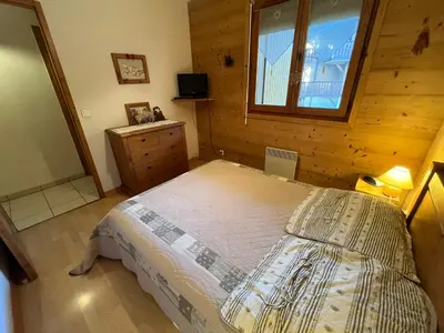 a bedroom with a bed and a window at Appart spacieux 6 pers Samoëns avec animaux admis - FR-1-629-151 in Samoëns