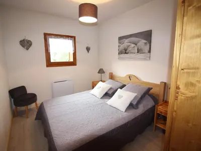 a bedroom with a bed with two elephants on it at Appartement 2 chambres, pied de piste, parking, 6 personnes - FR-1-836-18 in Arâches-la-Frasse