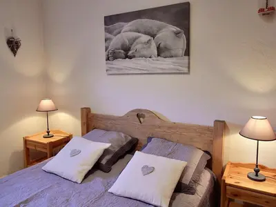 a bedroom with two twin beds and two lamps at Appartement 2 chambres, pied de piste, parking, 6 personnes - FR-1-836-18 in Arâches-la-Frasse