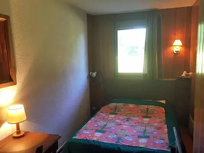 a small bedroom with a bed and a window at Appartement 2 chambres - 6 pers - Centre station - FR-1-836-17 in Arâches-la-Frasse