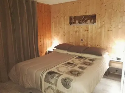 a bedroom with a bed in a room at Charmant 2 pièces aux Carroz d'Arâches avec parking et WIFI - 4 personnes - FR-1-836-23 in Arâches-la-Frasse