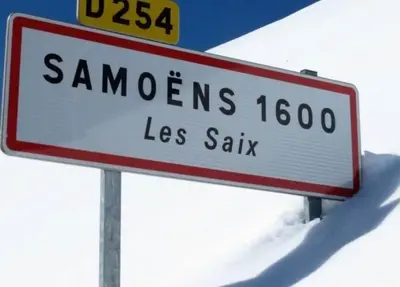 a street sign that reads sommers les saiths at Appartement Samoëns 1600 in Samoëns