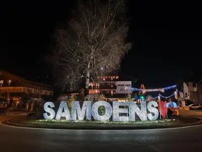 a sign that says sambores is lit up at night at Joli mobil home tout équipé 4 personnes in Samoëns