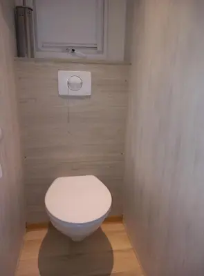 a bathroom with a white toilet in a room at Joli mobil home tout équipé 4 personnes in Samoëns