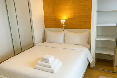 a bedroom with two white towels on a bed at Stay in a modern apartment in Chamonix in Chamonix-Mont-Blanc