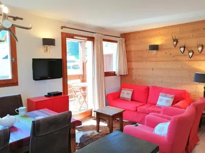 a bedroom with two bunk beds and a window at Appartement 3 Pièces, 6 Pers, Près des Pistes, WiFi - FR-1-815-104 in Morillon