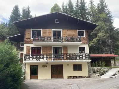 a house with a balcony on top of it at Chalet cosy 6 chambres, 14 pers, proche télécabine, parking, non fumeur - FR-1-836-28 in Arâches-la-Frasse
